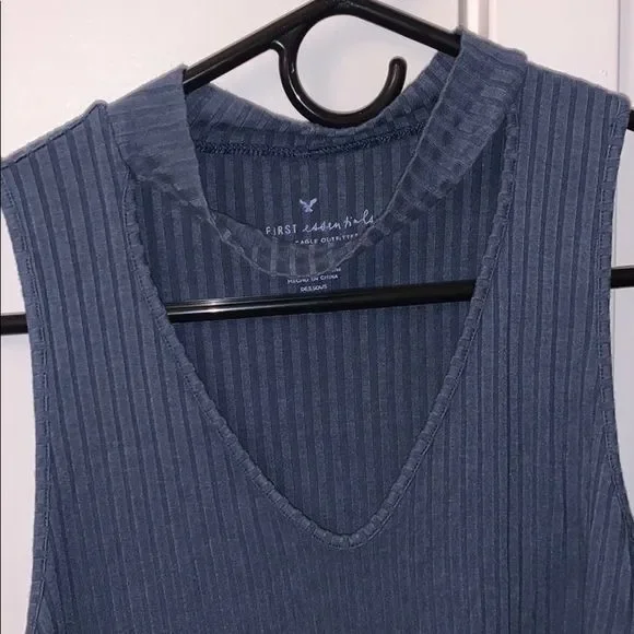 AEO Tank with Cutout - Picture 3 of 4